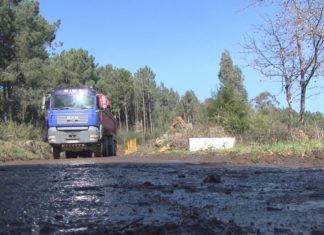 O afundimento da calzada obriga a cortar o tráfico na estrada entre San Isidro e Sampaio