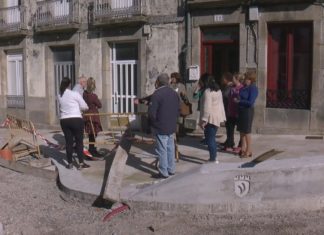 “Esta reforma parece o Escorial”, a veciñanza de Vilaxoán denuncia o abandono da rúa Vázquez Leis “Esta reforma parece o Escorial”, a veciñanza de Vilaxoán denuncia o abandono da rúa Vázquez Leis