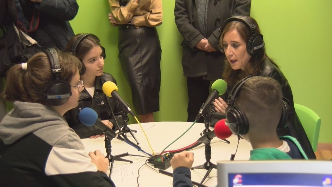 A conselleira anuncia o II Podcast - Radio na biblio dende a emisora do Plurilingüe San Bartolomé A conselleira anuncia o II Podcast - Radio na biblio dende a emisora do Plurilingüe San Bartolomé