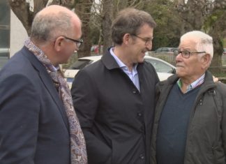 Feijóo avoga en Noia por seguir escoitando á xente