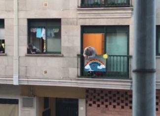Os veciños seguen aplaudindo desde a ventás tras dúas semanas de confinamento Os veciños seguen aplaudindo desde a ventás tras dúas semanas de confinamento