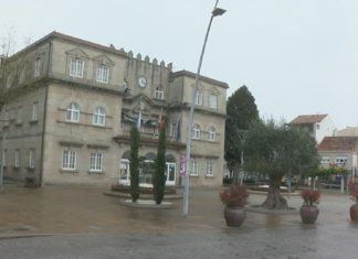 Os turistas pasean polo Grove ignorando o Estado de Alarma polo coronavirus Os turistas pasean polo Grove ignorando o Estado de Alarma polo coronavirus