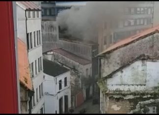Un incendio afecta a un edificio abandonado en Ribeira