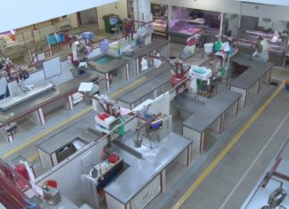 As prazas de abastos resisten a pesar da escaseza de clientes Os mercados de abastos resisten a pesar da escaseza de clientes