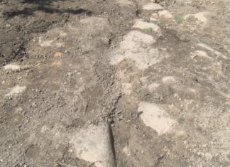 O paso de maquinaria pesada dana o acceso ó Castro de Baroña