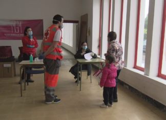 Noia entrega máscaras reutilizables para os máis pequenos