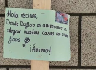 Unha florería de Poio agasalla ramos de flores entre os veciños da súa rúa