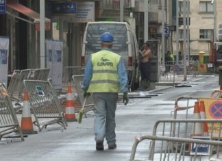 A construción e a industria retoman a súa actividade a medio gas