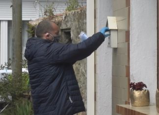 Vilanova reparte máscaras entre os seus veciños ‘porta a porta’