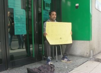 Un vilagarcián encadéase á porta da Seguridade Social para denunciar unha ‘situación desesperada’