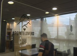Pontelovers estrea a súa primeira mampara para visibilizar o seu apoio á hostalaría