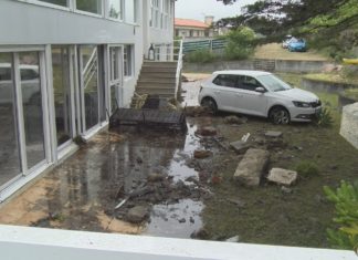 A rotura dun depósito en San Vincente esnaquizou pisos e arrastrou vehículos A rotura dun depósito en San Vincente esnaquizou pisos e arrastrou vehículos