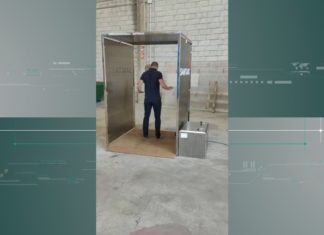 Dous arousáns deseñan un arco desinfectante contra o coronavirus