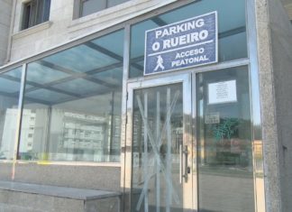 Un incendio no parquing da Praza de España obriga a actuar a bombeiros de Ribeira e Boiro