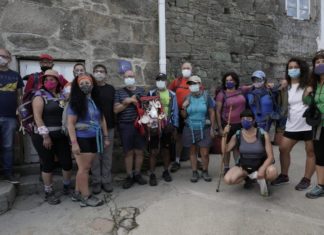 Os primeiros peregrinos percorren o Camiño de Santiago a Corrubedo-A Orixe