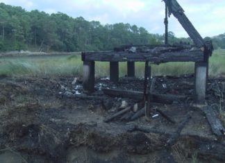Arde por completo o observatorio de aves do estuario do río Coroño