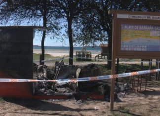 Calcinado un quiosco de xeados no paseo marítimo de Barraña