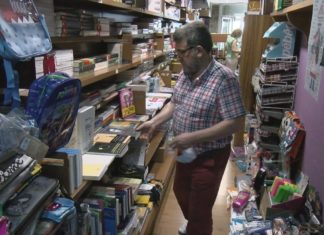 As familias optan pola compra gradual do material escolar ante a incerteza deste curso