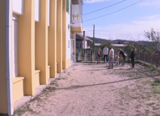 Os pais e nais da Unitaria de Aralde volven reclamar a cuberta do patio para protexer aos escolares Os pais e nais da Unitaria de Aralde volven reclamar a cuberta do patio para protexer aos escolares