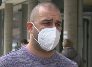Un cambadés obtén a promesa dunha nova cita para ser operado do ril tras 12 horas de protesta Un cambadés obtén a promesa dunha nova cita para ser operado do ril tras 12 horas de protesta