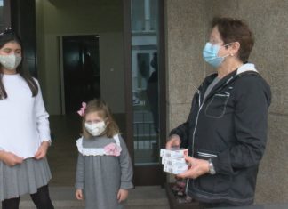 As medidas sanitarias deixan aos máis pequenos da Illa sen a súa ‘esmoliña’ polos Defuntiños As medidas sanitarias deixan aos máis pequenos da Illa sen a súa 'esmoliña' polos Defuntiños