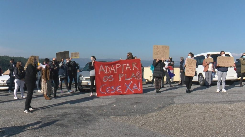 As mariscadoras de Carril maniféstanse pola negativa da Xunta de modificar o seu plan de explotación