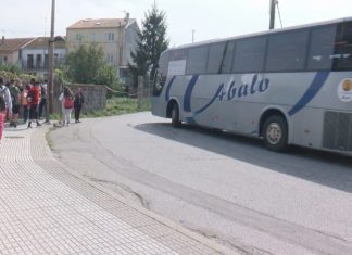 Cambados reclama un bus dende o Cotarelo para que os estudantes non agarden tres horas para volver a casa Alumnos do Cotarelo reclaman un bus a Cambados para non agardar tres horas para volver a casa