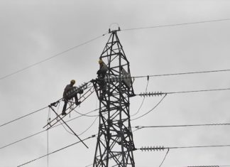 Morre un traballador en Outes ao precipitarse dende unha torre de alta tensión