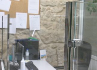 O concello de Rianxo conta con mamparas de protección a medida fabricadas por Distribunosa