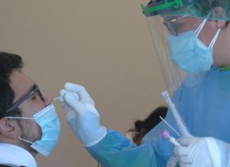 A Pobra e O Grove entran no nivel máximo de restricións O comité clínico realizará un novo cribado na Illa e non diminuirá as restricións en Cambaddos ata que se estabilicen os casos