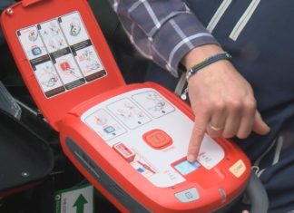 Un emprendedor de Noia incorpora un desfibrilador semiautomático no seu taxi