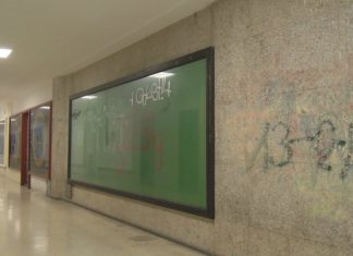 Comercios das Galerías o Río denuncian os botellóns e desperfectos provocados por un grupo de mozos Comercios das Galerías o Río denuncian os botellóns e desperfectos provocados por un grupo de mozos