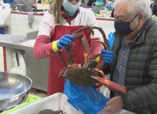 As prazas de abastos, ateigadas de xente na procura de marisco a última hora