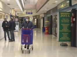 Malestar entre os clientes e os establementos do Centro Comercial A Barca polas restricións da Xunta