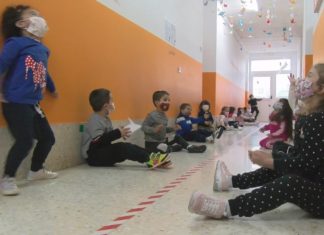 Os nenos do colexio de Corvillón elaboran mil grúas de papel para que remate a pandemia Os nenos do colexio de Corvillón elaboran mil grúas de papel para que remate a pandemia