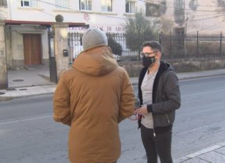 Un mozo vilagarcián bótase á rúa para repartir alimentos entre os máis necesitados