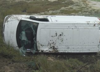 Aparatoso accidente no Grove: unha furgoneta cae ás marismas da Lanzada