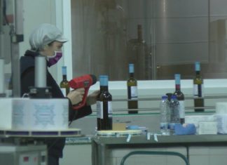 As restricións sanitarias impactan sobre o sector do viño, abocado ao mercado virtual