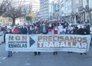 Máis de 200 persoas respaldan á hostalería na manifestación de Vilagarcía Máis de 200 persoas respalnda á hostalería na manifestación de Vilagarcía