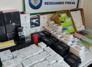 A Garda Civil fíxose con cincocentos dispositivos electrónicos falsos nun comercio de Noia