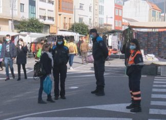 O mercadiño da Pobra retornou hoxe a actividade no seu lugar habitual