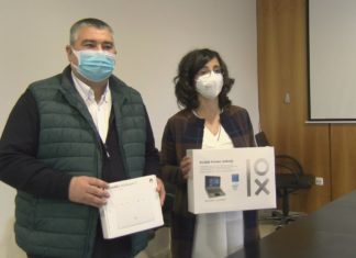 Unha familia de Ribadumia recibe o primeiro ordenador do proxecto ‘Dixitalízate con nós’