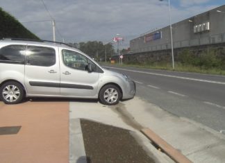 Veciños de Vilanova denuncian que a nova senda peonil dificulta o acceso dos vehículos ás vivendas Veciños de Vilanova denuncian que a nova senda peonil dificulta o acceso dos vehículos ás vivendas