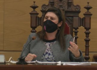Fátima Abal non supera a cuestión de confianza pero retén o bastón de mando