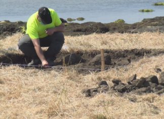 Aparecen restos de cerámica ás poucas horas de comezar a excavación de San Sadurniño