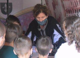 Un ‘libro con rodas’ percorre os colexios de Vilagarcía para fomentar a lectura entre a rapazada