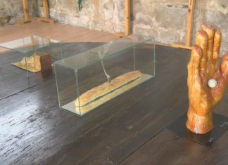Diego de Giráldez presenta unha nova exposición no Mosteiro de Poio con símbolos ao camiño Diego de Giráldez presenta unha nova exposición no Mosteiro de Poio con símbolos ao camiño