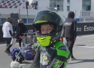Recadan fondos en Boiro para que o piloto Diego Vázquez poida competir