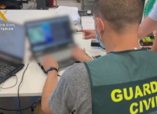 A Garda Civil desmantela unha rede de estafas en internet con ramificacións en Ribeira