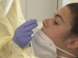 Sanidade limita a dez persoas os grupos nas terrazas e xeraliza a PCR ou o certificado de vacinación no ocio nocturno